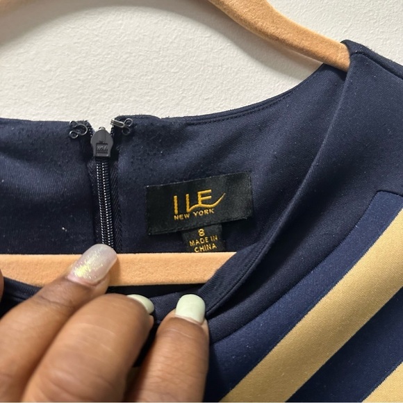 Elegant dress from ILE New York, size 8, striking Navy and gold chevron pattern - Picture 9 of 9